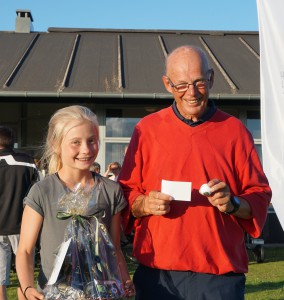 Ældste og yngste deltager stillede op til fotografering, Eline Ugilt Hansen på 12 år og Hans Mikkelsen på 72 år.