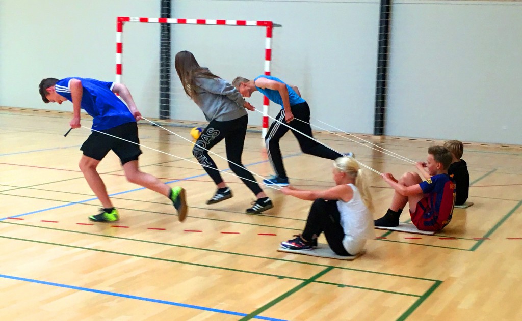 Majlby Efterskoles "fitness hold" havde planlagt en række aktiviteter i hallen på Mejlby Efterskole.