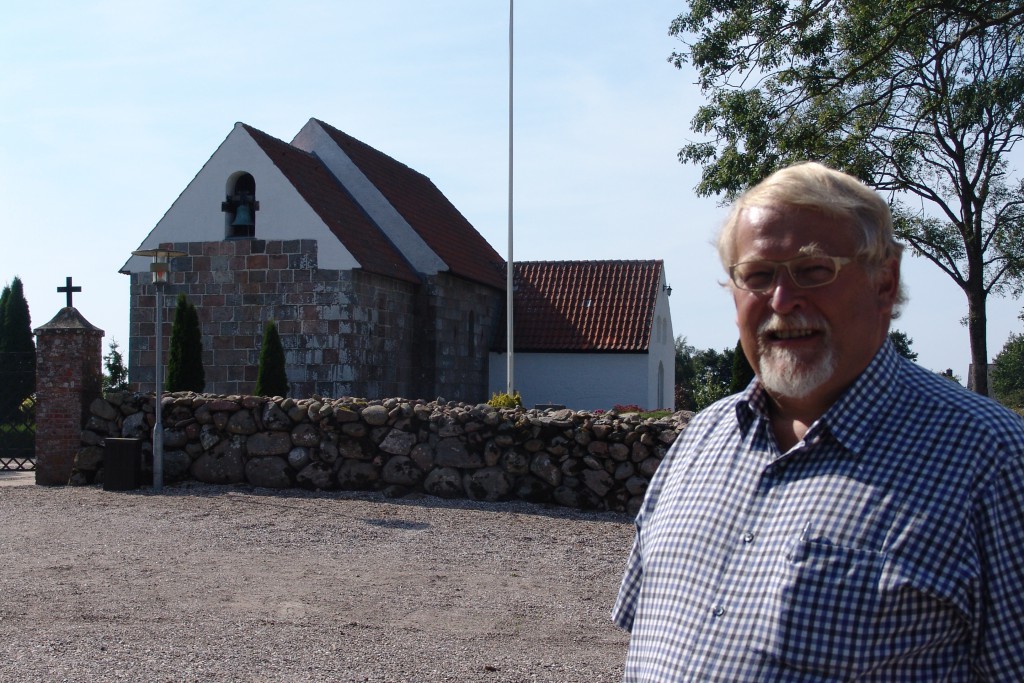 Niels Jørgen Thøgersen er her fotograferet foran Grynderup Kirke, hvor han ofte aflægger besøg under sine ferieophold i Danmark.